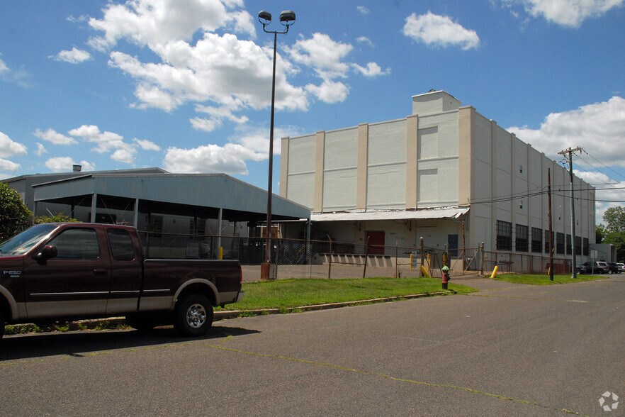 More Photos Of 121 1st Ave, Hamilton Warehouse For Lease