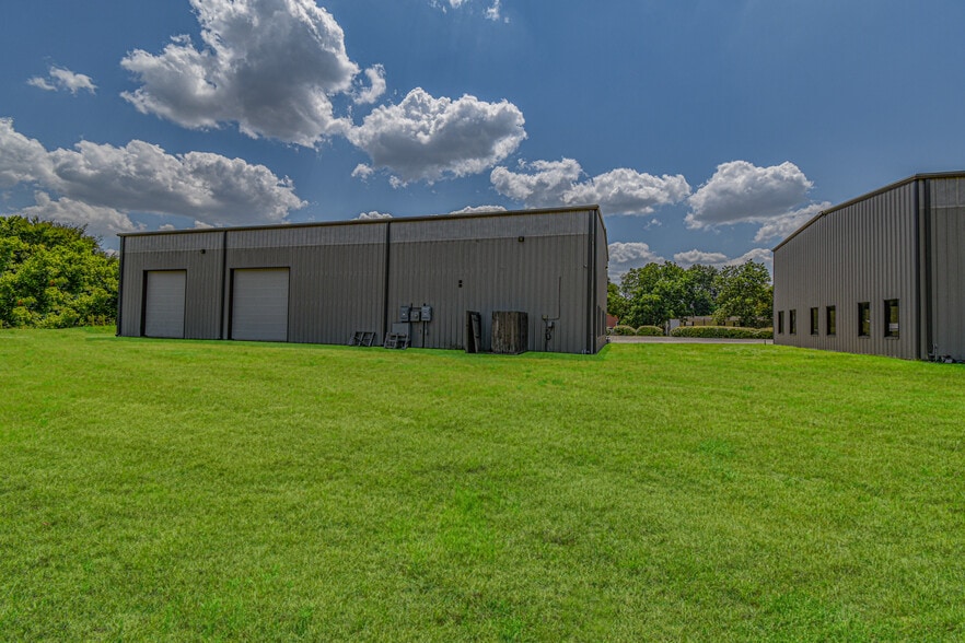 More Photos Of 315 Industrial Park Blvd, Willis Light Manufacturing For Sale