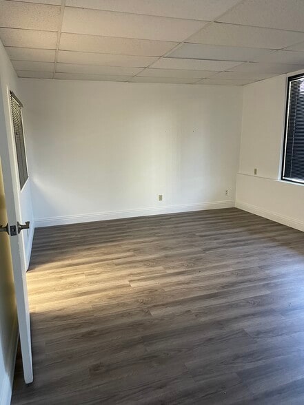 More Photos Of 315 Arden Ave, Glendale Office For Sale