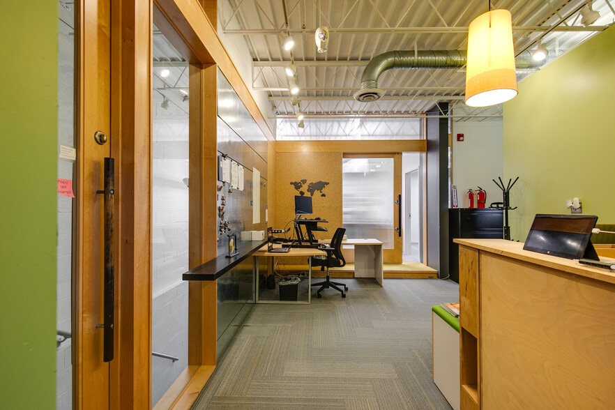 More Photos Of 3310 W Clay St, Richmond Showroom For Lease