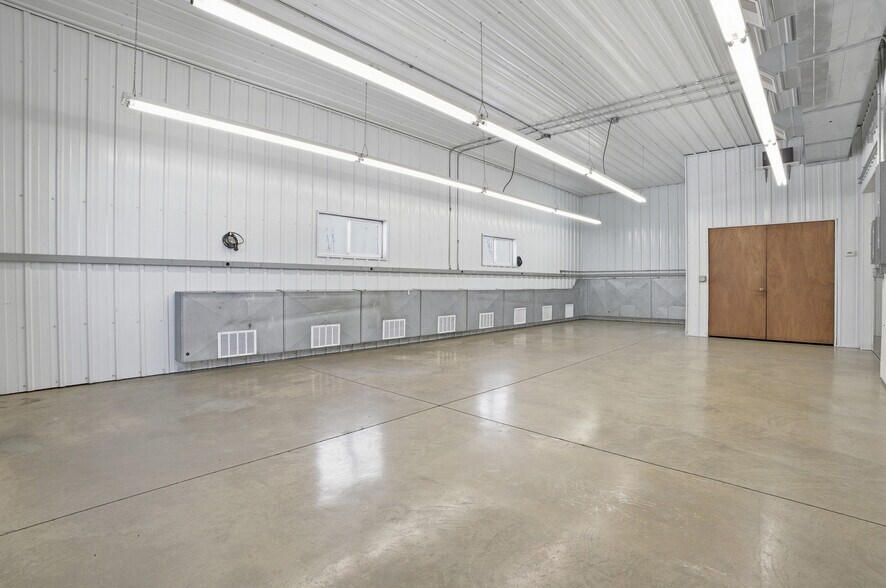 More Photos Of 15652 200th St, Hutchinson Flex For Lease