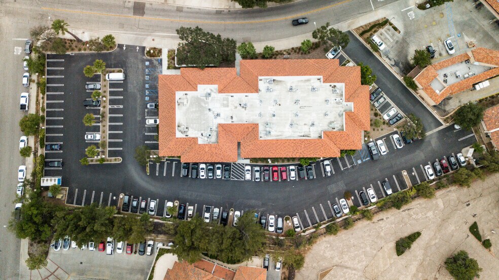 More Photos Of 3180 Willow Ln, Thousand Oaks Medical For Lease