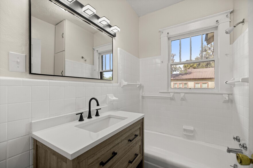 More Photos Of 7018 SE 222nd St, Hawthorne Flex For Sale