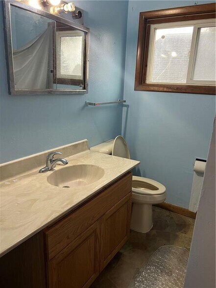 More Photos Of 416 Putnam St, Eau Claire Supermarket For Sale