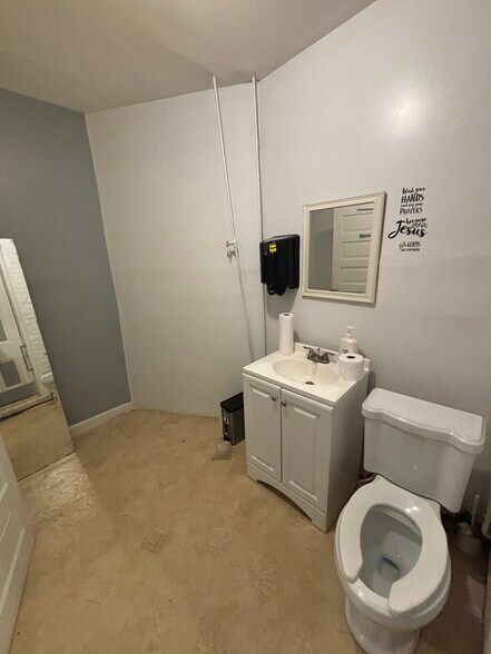 More Photos Of 10 E Marshall St, Richmond Storefront Retail Residential For Lease