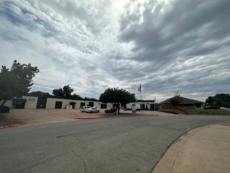 More Photos Of 1131 S Airport Cir, Euless Warehouse For Lease