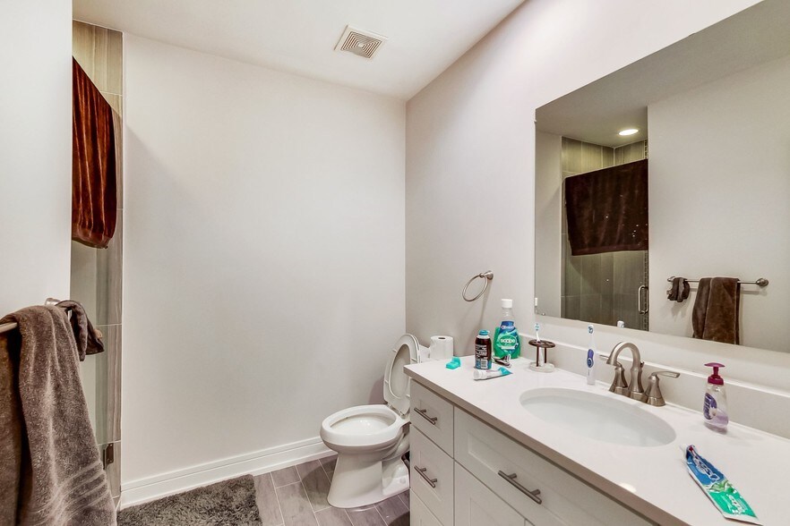 More Photos Of 2636 N Lincoln Ave, Chicago Apartments For Lease