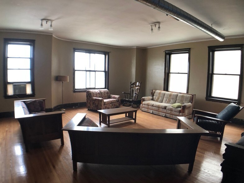 More Photos Of 1650 W 17th St, Chicago Religious Facility For Sale