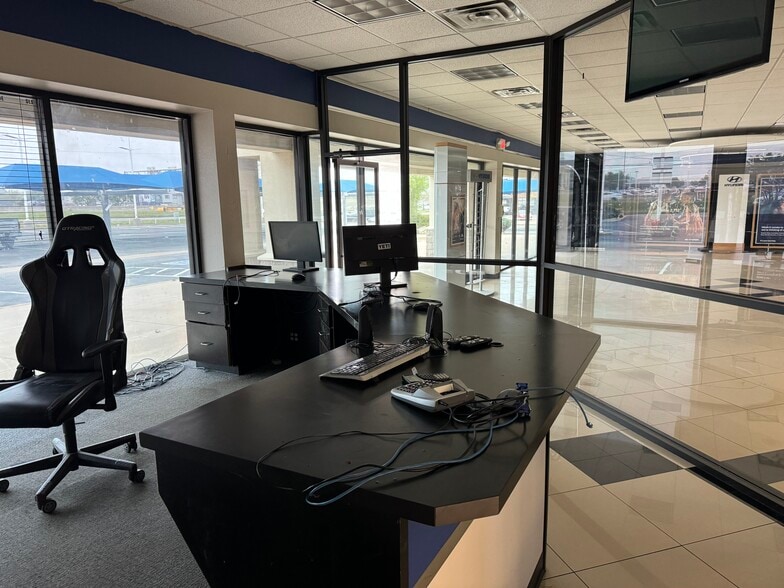 More Photos Of 613 W I 240 Service Rd, Oklahoma City Auto Dealership For Lease