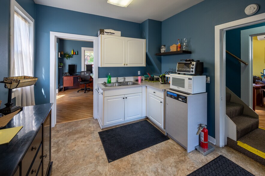 More Photos Of 636 NW Cedar Ave, Redmond Office For Lease