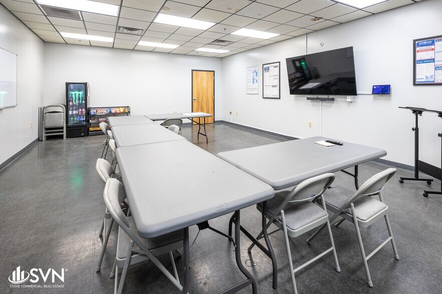 More Photos Of 601 John C Watts Dr, Nicholasville Warehouse For Lease