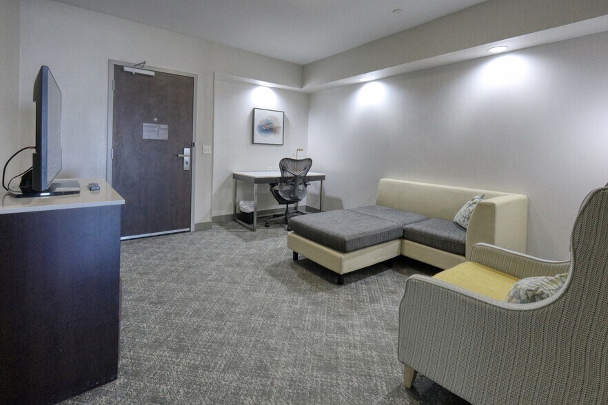 More Photos Of 123 Huvar St, Victoria Hotel For Sale