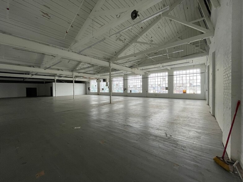 More Photos Of 100-100 Outwater Ln, Garfield Manufacturing For Lease