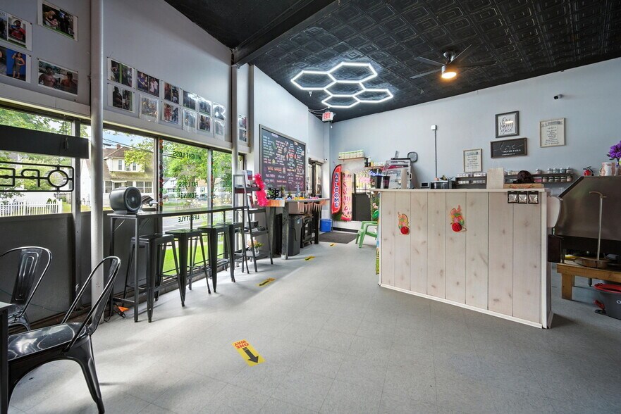 More Photos Of 218 Saint James Blvd, Springfield Storefront Retail Office For Lease