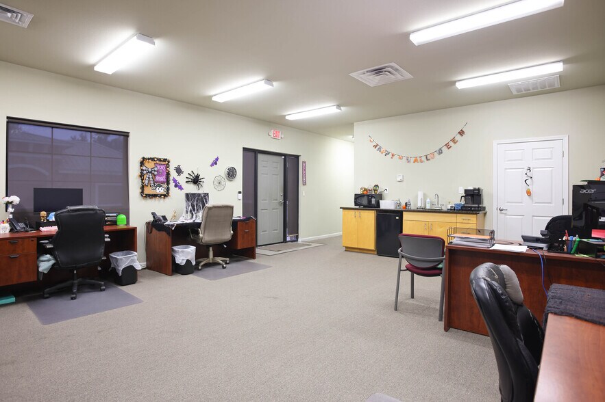 More Photos Of 8860 Oakland Rd, San Antonio Office For Sale