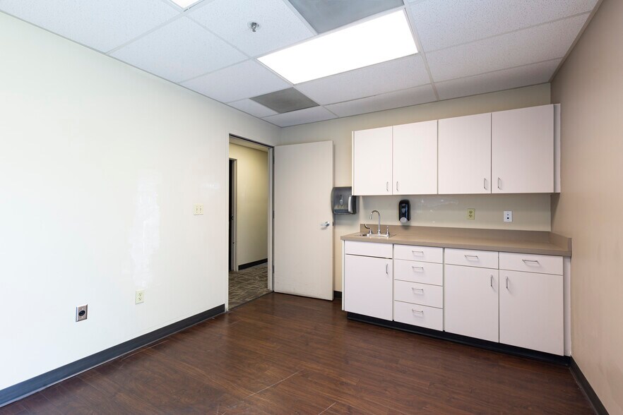 More Photos Of 1600 Creekside Dr, Folsom Medical For Lease