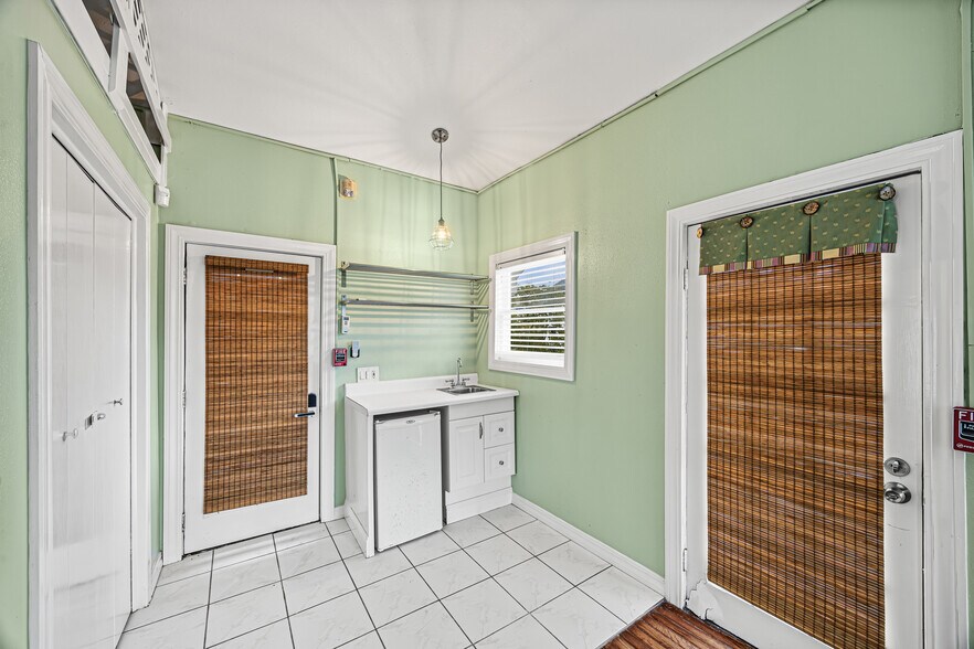 More Photos Of 1723 25th St, Galveston Hospitality For Sale
