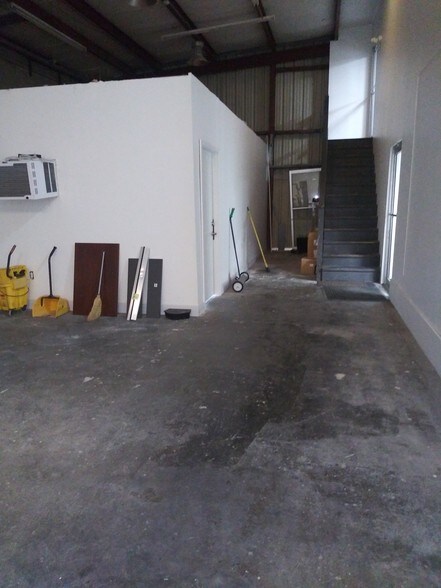 More Photos Of 5017 N Coolidge Dr, Tampa Warehouse For Lease