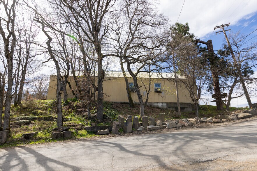 More Photos Of 2680 Dock Rd, Hood River General Retail For Sale