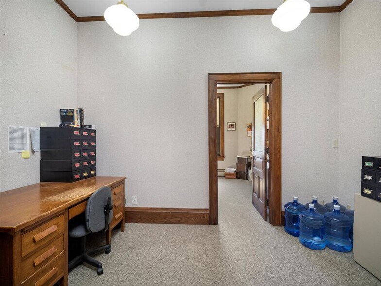 More Photos Of 921-931 8th St, Manitowoc Office For Sale