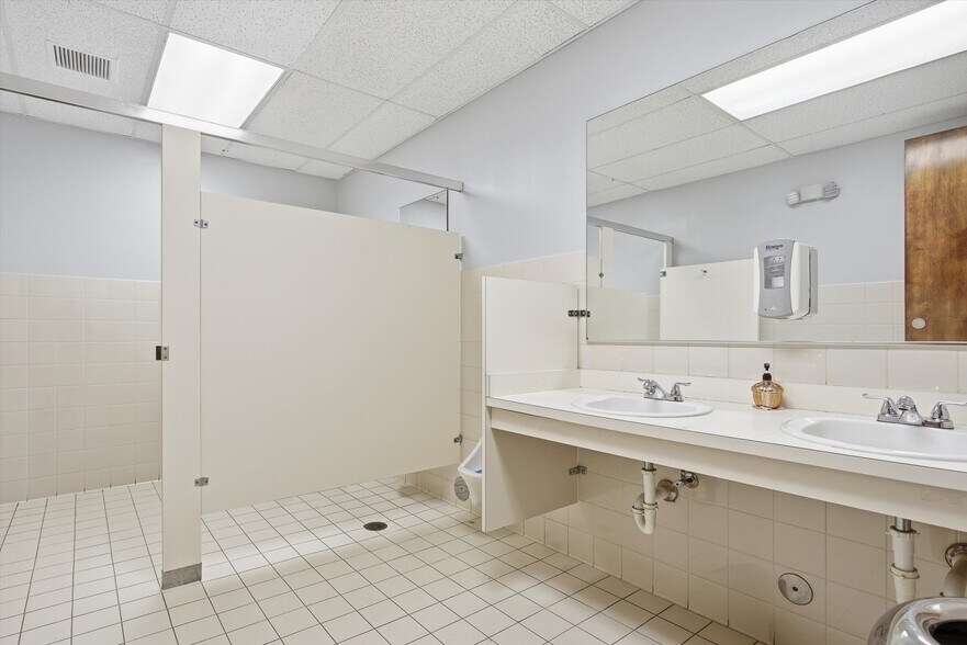 More Photos Of 8527 Pines Blvd, Pembroke Pines Office For Sale