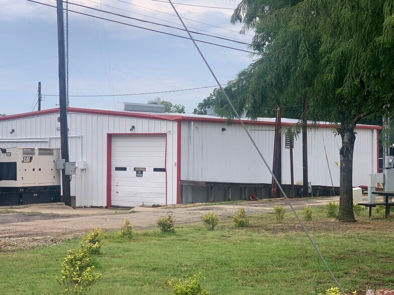 More Photos Of 106 N Main St, Grand Saline Storefront For Sale