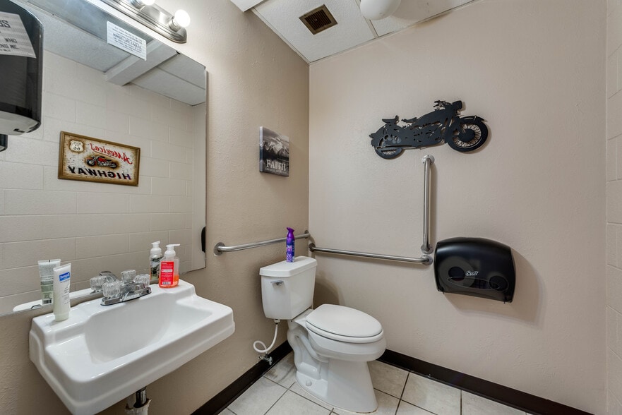 More Photos Of 1001 Austin St, Midland Religious Facility For Sale