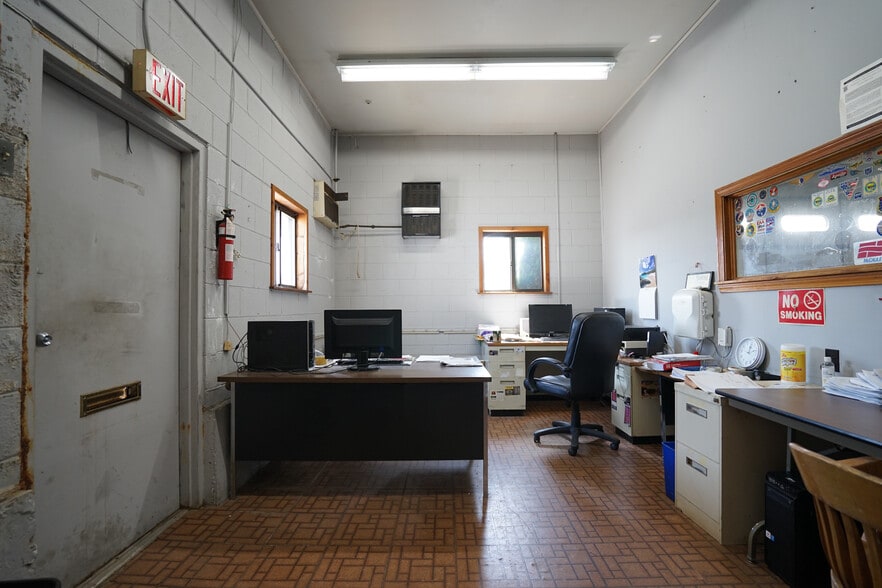 More Photos Of 81 Macondray St, Cumberland Warehouse For Sale