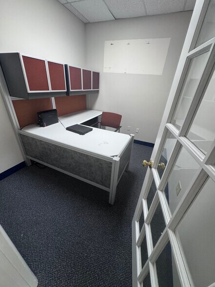 More Photos Of 20 Pidgeon Hill Dr, Sterling Medical For Lease