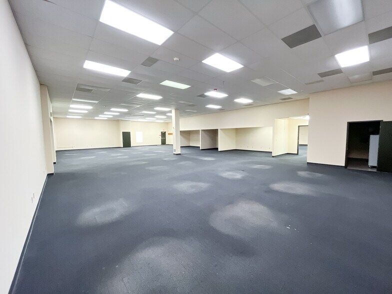 More Photos Of 1302 N Grand St, Hutchinson Flex For Lease