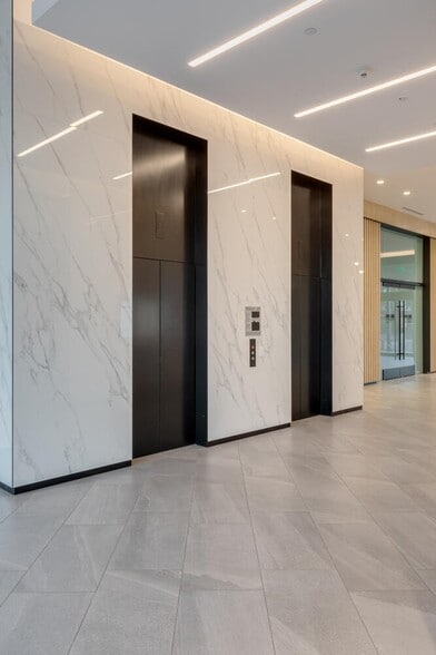 More Photos Of 16661 Ventura Blvd, Encino Medical For Lease