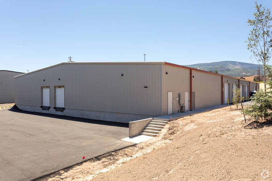 More Photos Of 707 Plane St, Gypsum Warehouse For Lease