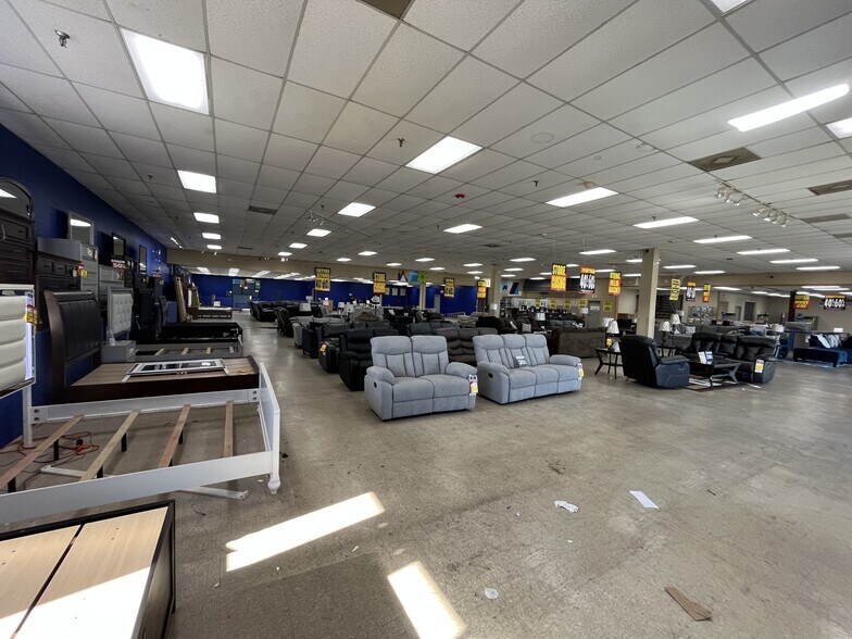 More Photos Of 2210 Commerce Point Dr, Lakeland Showroom For Lease