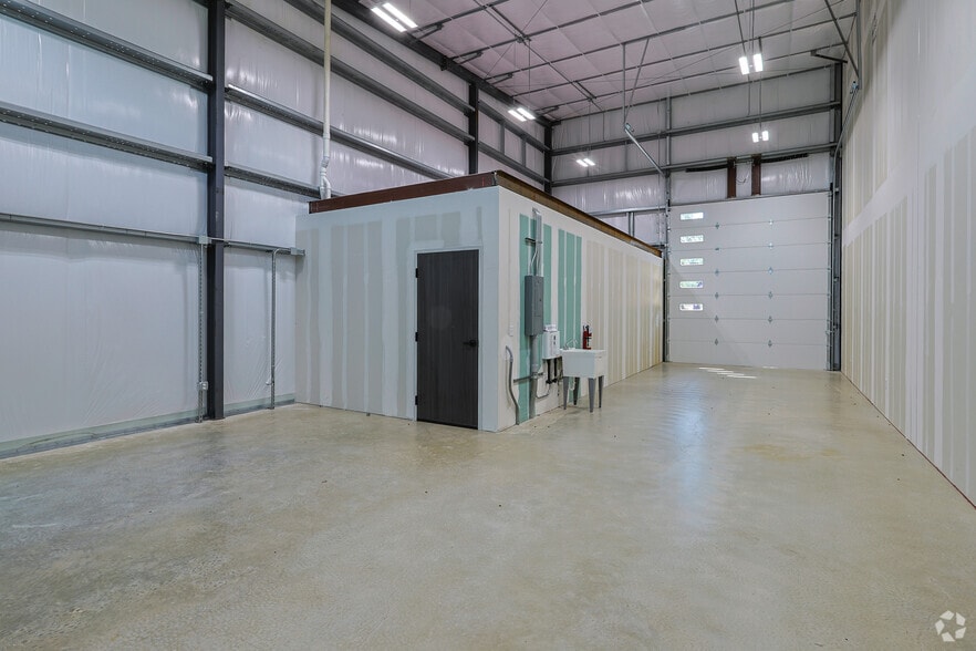 More Photos Of 704 Progress Dr, Killeen Light Distribution For Sale