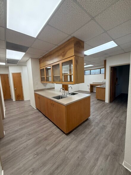 More Photos Of 2401 W Green Oaks Blvd, Arlington Office For Lease