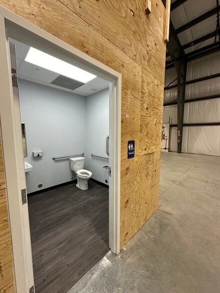 More Photos Of 138 Strathmore Rd, Summerville Distribution For Lease