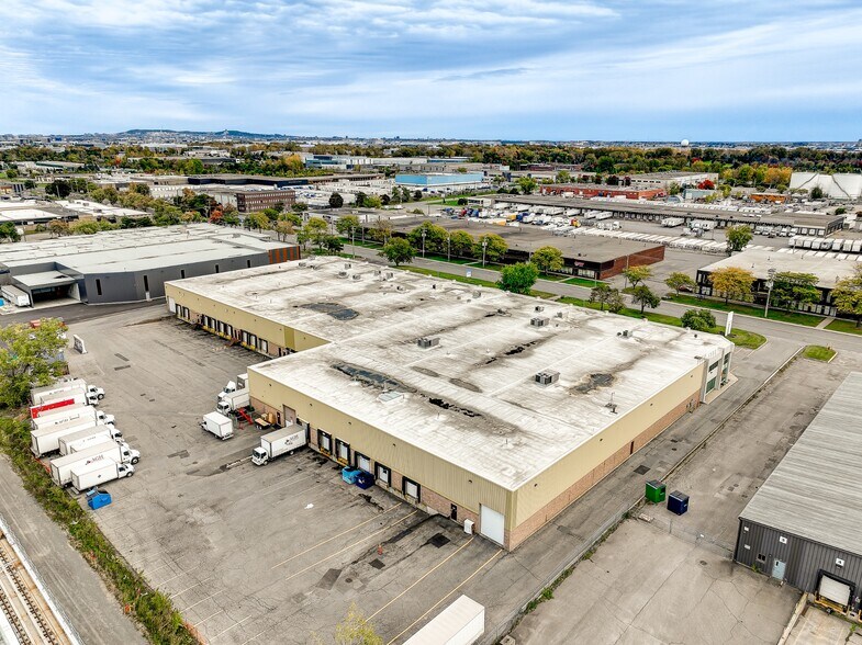 More Photos Of 1925-1985 Boul Hymus, Dorval Light Distribution For Lease