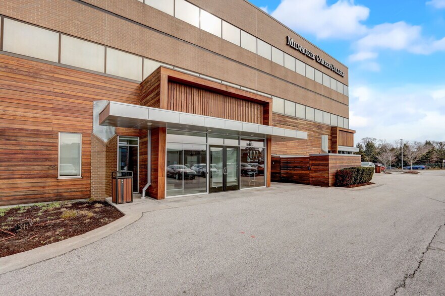 More Photos Of 3077 N Mayfair Rd, Wauwatosa Medical For Lease