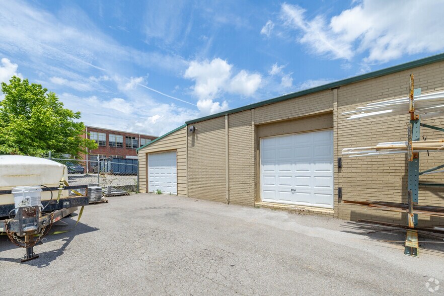 More Photos Of 2526-2530 Duplex Rd, Spring Hill Showroom For Sale