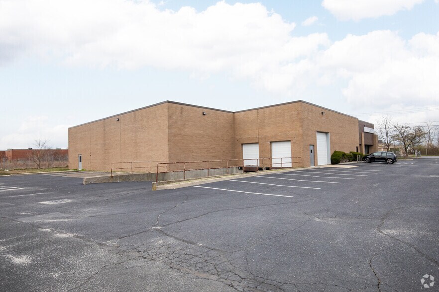 More Photos Of 2190 Smithtown Ave, Ronkonkoma Warehouse For Sale