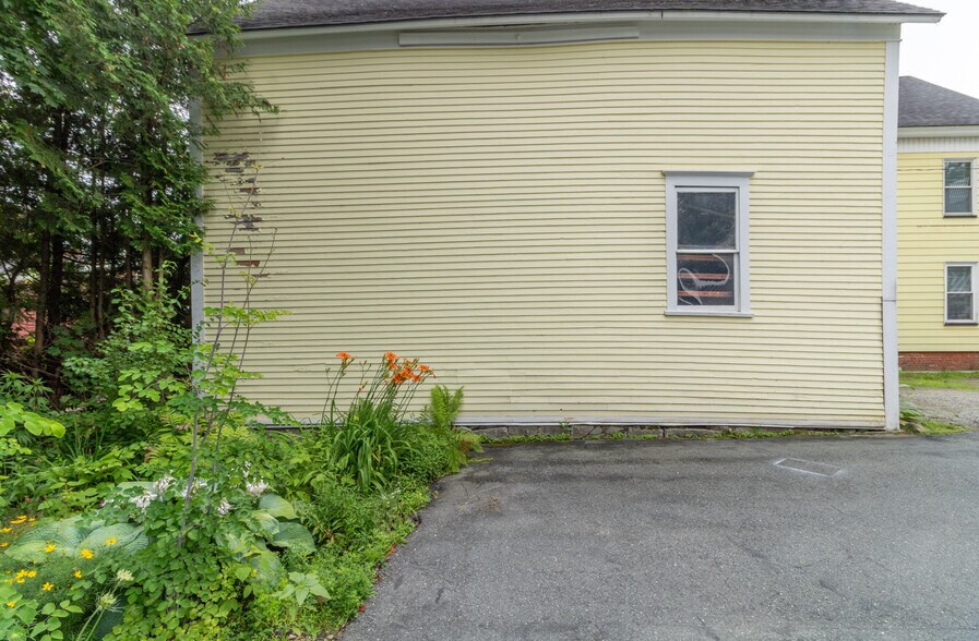 More Photos Of 375 E Main St, Newport Office For Sale