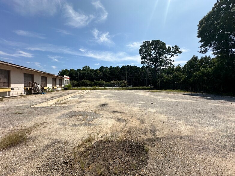 More Photos Of 902 S Eastern Blvd, Fayetteville Truck Terminal For Lease