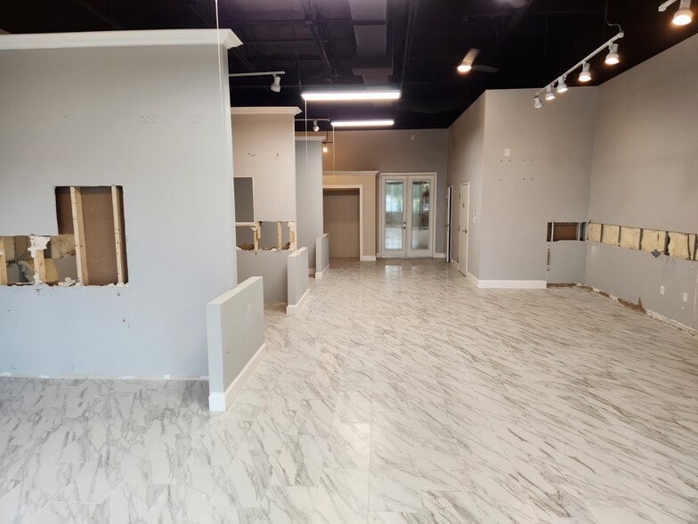 More Photos Of 7901 Kingspointe Pky, Orlando Showroom For Sale