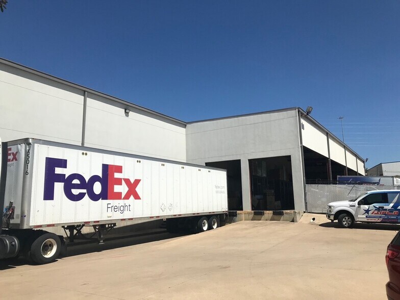 More Photos Of 1516 Central Park Dr, Hurst Industrial For Lease
