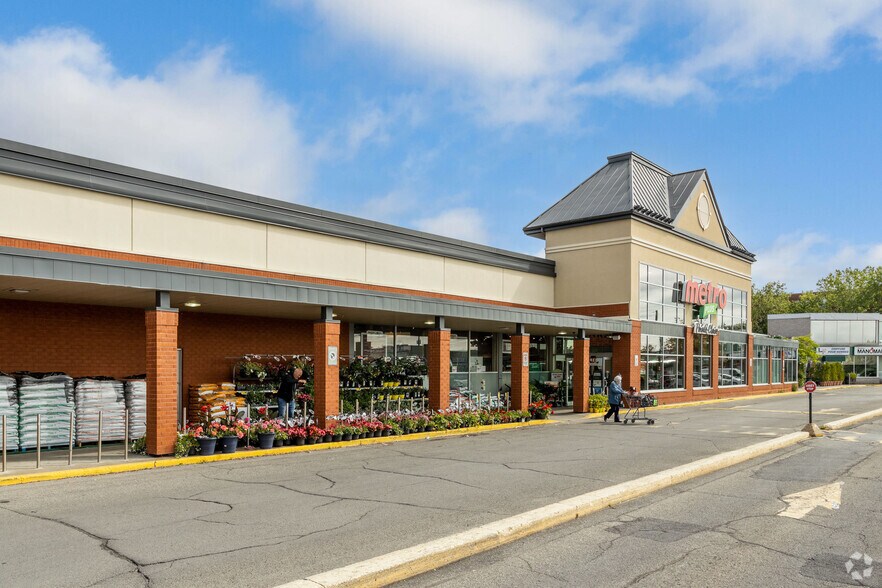 More Photos Of 245-325 Boul Saint-Jean, Pointe-claire Storefront Retail Office For Lease