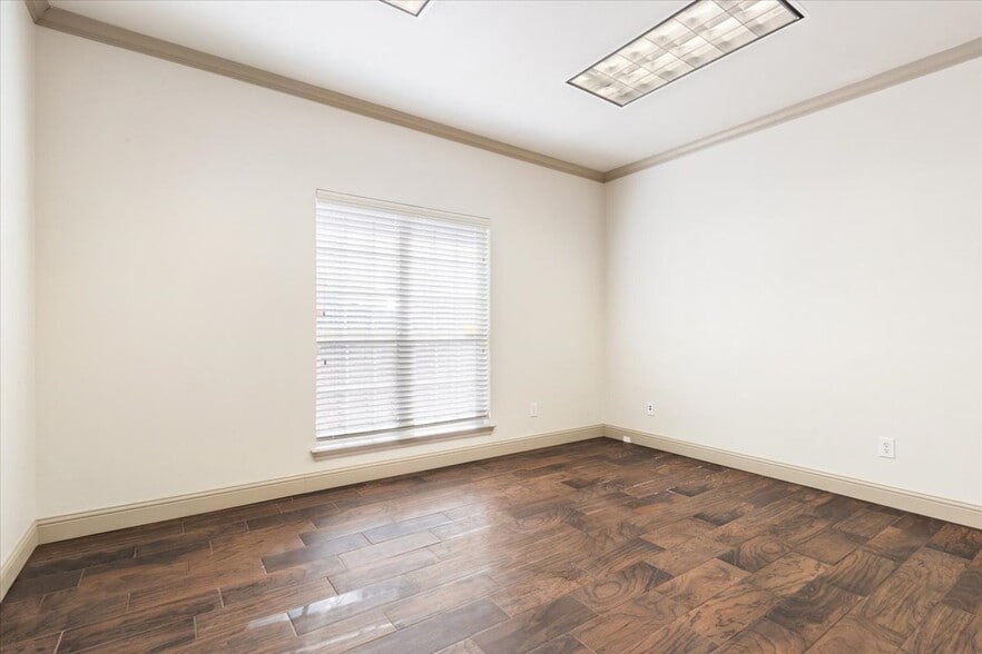 More Photos Of 1000 State Highway 6, Woodway Medical For Lease