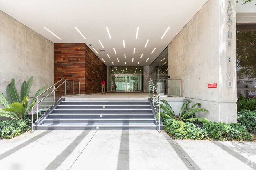 More Photos Of 2 S Biscayne Blvd, Miami Office Residential For Lease