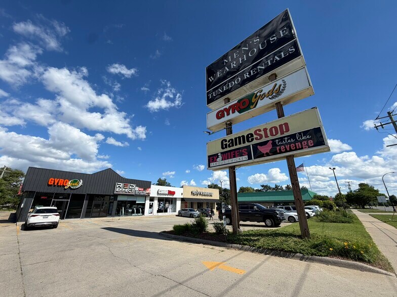More Photos Of 7040-7060 N Wayne Rd, Westland Freestanding For Sale