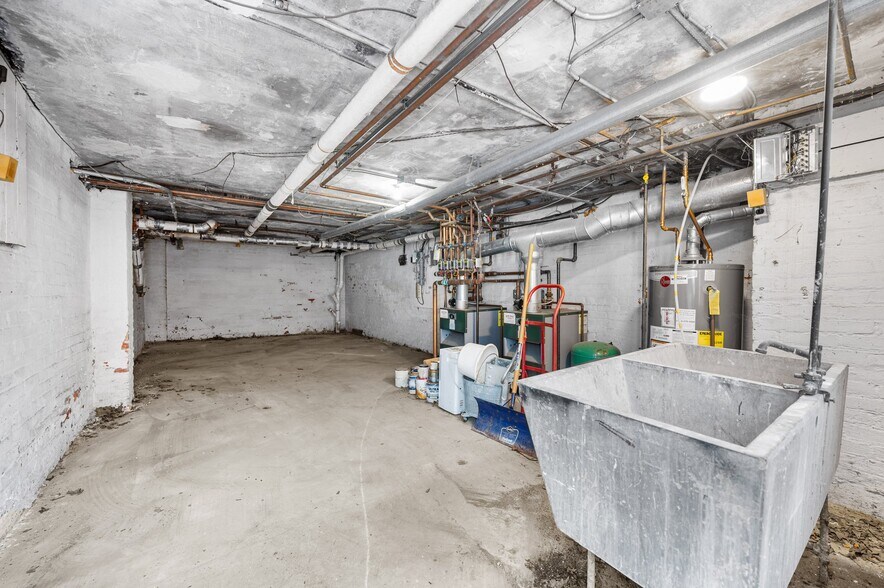 More Photos Of 16903 Fischer Rd, Cleveland Office For Sale