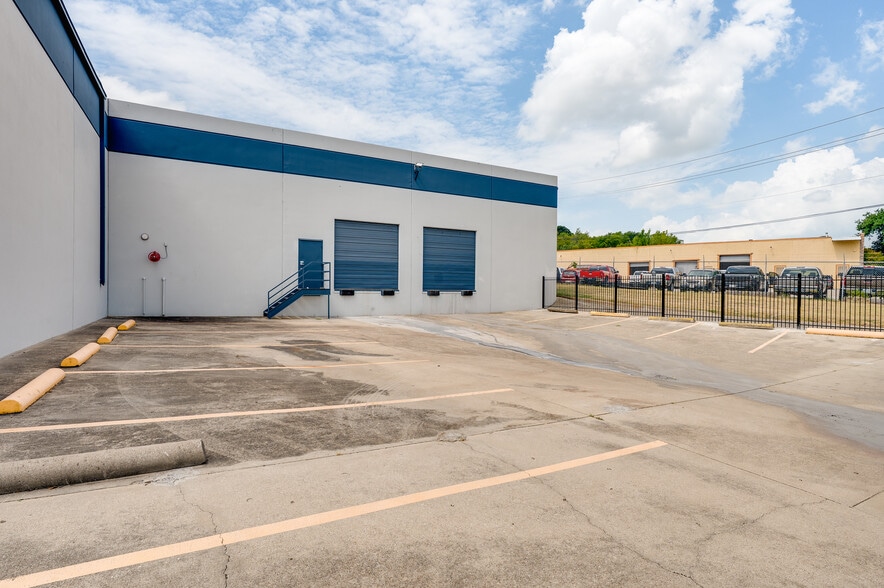 More Photos Of 2570 W Commerce St, Dallas Warehouse For Sale